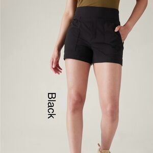 LIKE NEW Athleta Trekkie North Shorts (black)